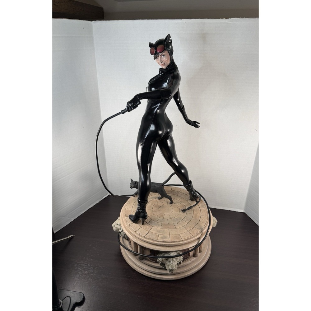 DC Sideshow Catwoman Premium Format Statue Exclusive Limited Edition #0178/2000